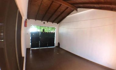 Casa de 2 dormitorios    2 locales.- Lanús Este.