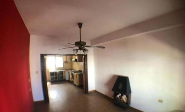 Casa de 2 dormitorios    2 locales.- Lanús Este.