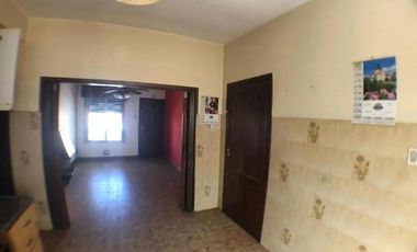 Casa de 2 dormitorios    2 locales.- Lanús Este.