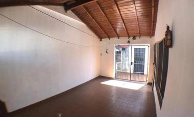 Casa de 2 dormitorios    2 locales.- Lanús Este.