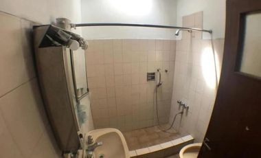 Casa de 2 dormitorios    2 locales.- Lanús Este.