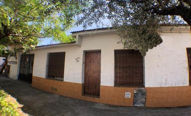 Casa de 2 dormitorios    2 locales.- Lanús Este.