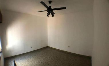 Casa de 2 dormitorios    2 locales.- Lanús Este.