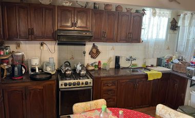 Gran casa de 4 dormitorios y fondo! A 2 cuadras de Jumbo