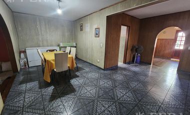 Venta casa de 5 ambientes con cochera y fondo libre en Quilmes