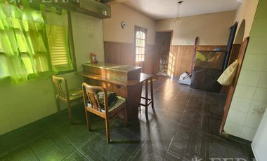 Venta casa de 5 ambientes con cochera y fondo libre en Quilmes