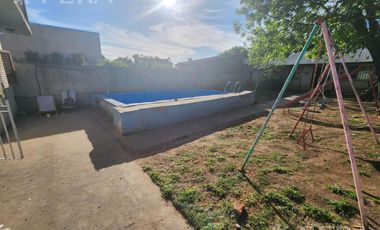 Venta casa de 5 ambientes con cochera y fondo libre en Quilmes