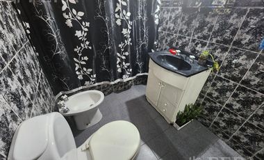 Venta casa de 5 ambientes con cochera y fondo libre en Quilmes