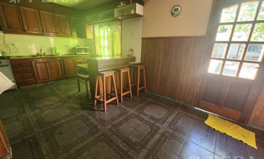 Venta casa de 5 ambientes con cochera y fondo libre en Quilmes