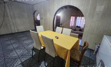 Venta casa de 5 ambientes con cochera y fondo libre en Quilmes