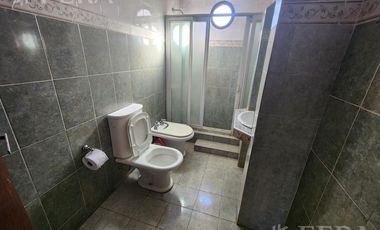 Venta casa de 5 ambientes con cochera y fondo libre en Quilmes