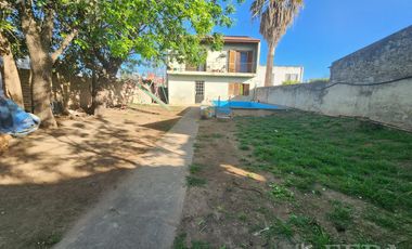 Venta casa de 5 ambientes con cochera y fondo libre en Quilmes