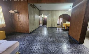 Venta casa de 5 ambientes con cochera y fondo libre en Quilmes