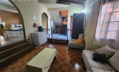 Venta casa de 5 ambientes con cochera y fondo libre en Quilmes