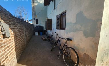 Venta casa de 5 ambientes con cochera y fondo libre en Quilmes