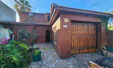 Venta casa de 5 ambientes con cochera y fondo libre en Quilmes