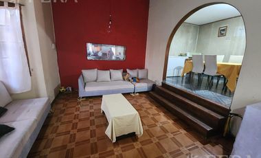 Venta casa de 5 ambientes con cochera y fondo libre en Quilmes