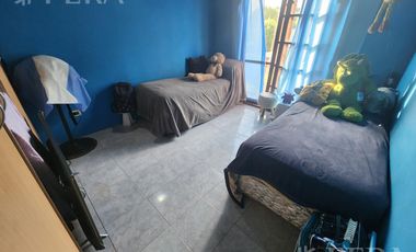 Venta casa de 5 ambientes con cochera y fondo libre en Quilmes