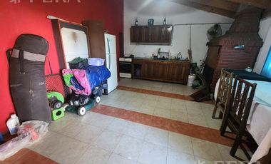 Venta casa de 5 ambientes con cochera y fondo libre en Quilmes