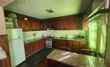 Venta casa de 5 ambientes con cochera y fondo libre en Quilmes