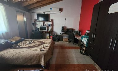 Venta casa de 5 ambientes con cochera y fondo libre en Quilmes