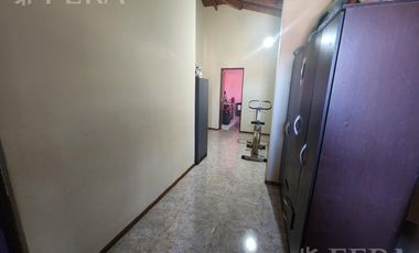 Venta casa de 5 ambientes con cochera y fondo libre en Quilmes