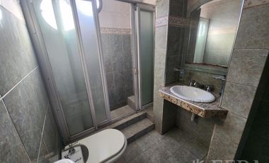 Venta casa de 5 ambientes con cochera y fondo libre en Quilmes