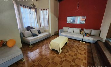 Venta casa de 5 ambientes con cochera y fondo libre en Quilmes
