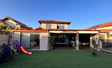 SE ARRIENDA ESPECTACULAR CASA CON PISCINA Y QUINCHO