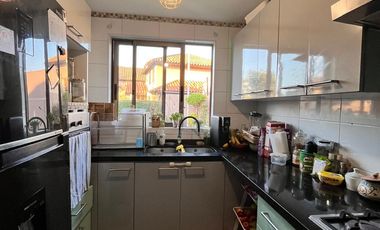 SE ARRIENDA ESPECTACULAR CASA CON PISCINA Y QUINCHO