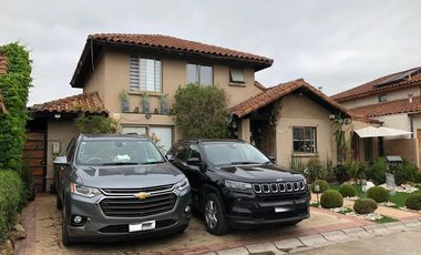 SE ARRIENDA ESPECTACULAR CASA CON PISCINA Y QUINCHO