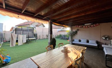 SE ARRIENDA ESPECTACULAR CASA CON PISCINA Y QUINCHO