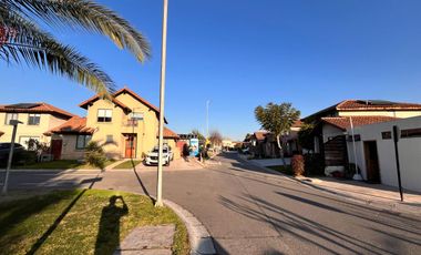 SE ARRIENDA ESPECTACULAR CASA CON PISCINA Y QUINCHO