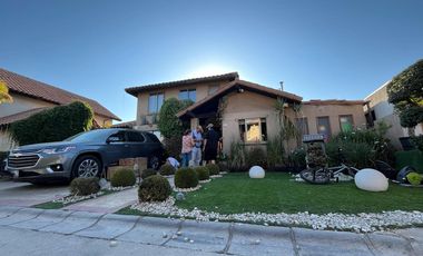 SE ARRIENDA ESPECTACULAR CASA CON PISCINA Y QUINCHO