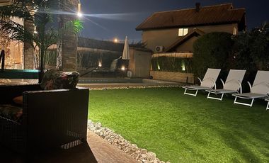 SE ARRIENDA ESPECTACULAR CASA CON PISCINA Y QUINCHO