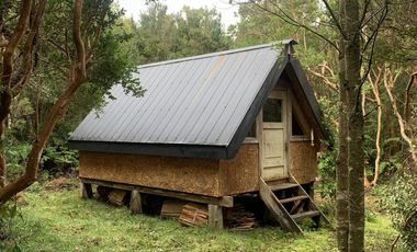 REBAJADA! Parcela 1 HA con Luz, Agua,  Cabaña y Baños