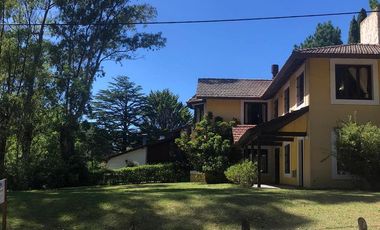Casa en Alquiler Temporario en Pinamar para 8 personas con amplio parque.
