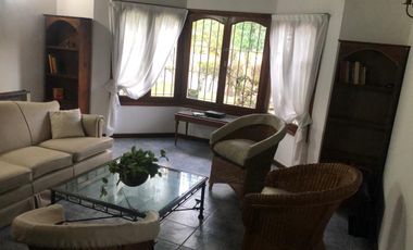 Casa en Alquiler Temporario en Pinamar para 8 personas con amplio parque.