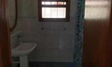 Casa en Alquiler Temporario en Pinamar para 8 personas con amplio parque.