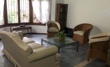 Casa en Alquiler Temporario en Pinamar para 8 personas con amplio parque.