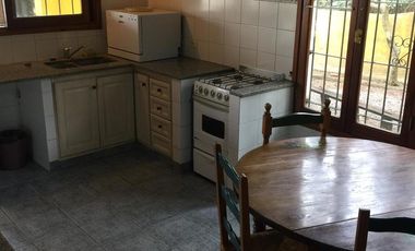 Casa en Alquiler Temporario en Pinamar para 8 personas con amplio parque.