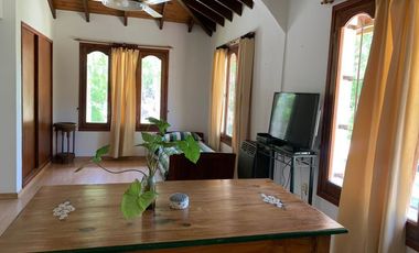 Casa en Alquiler Temporario en Pinamar para 8 personas con amplio parque.