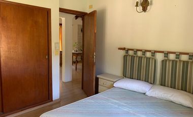 Casa en Alquiler Temporario en Pinamar para 8 personas con amplio parque.