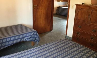 Casa en Alquiler Temporario en Pinamar para 8 personas con amplio parque.