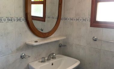 Casa en Alquiler Temporario en Pinamar para 8 personas con amplio parque.