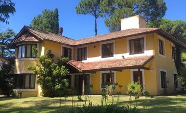 Casa en Alquiler Temporario en Pinamar para 8 personas con amplio parque.