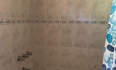 Casa en Alquiler Temporario en Pinamar para 8 personas con amplio parque.