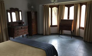Casa en Alquiler Temporario en Pinamar para 8 personas con amplio parque.