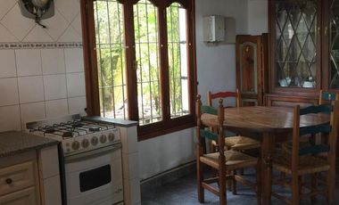Casa en Alquiler Temporario en Pinamar para 8 personas con amplio parque.