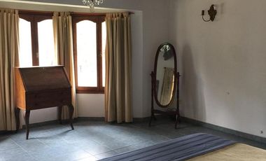 Casa en Alquiler Temporario en Pinamar para 8 personas con amplio parque.